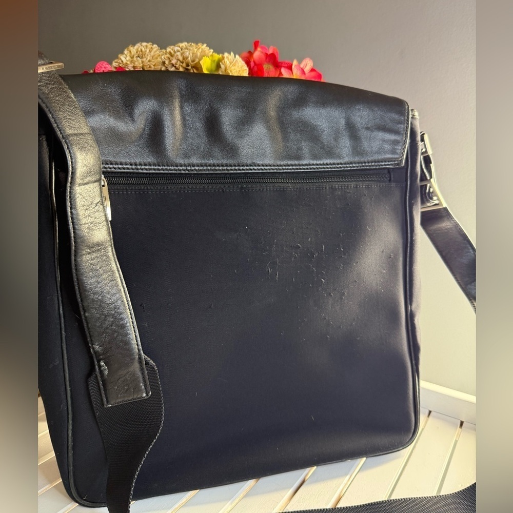 TUMI North South Flap Unisex Messanger  Bag EUC - Picture 2 of 10